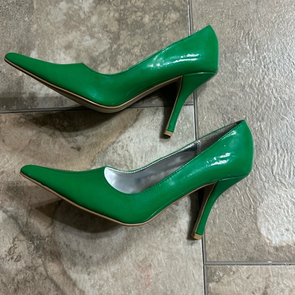 Pulse pointed toe ladies high heels are a size 6.5. - Picture 3 of 8